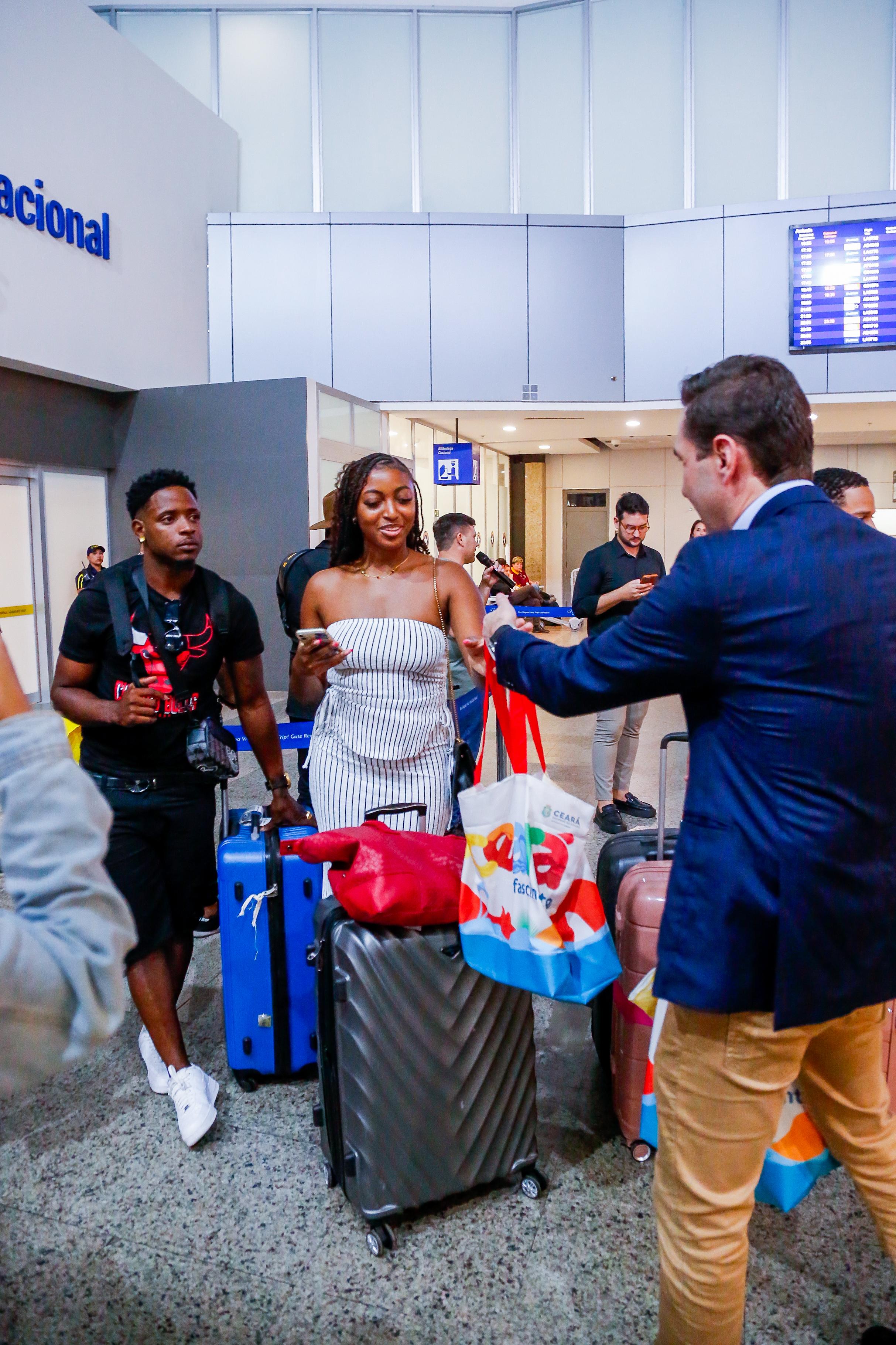 Chegada de voo da Air France vindo de Caiena aquece o turismo internacional de compras de Fortaleza 2 Edu recepcao turistas Caiena 1