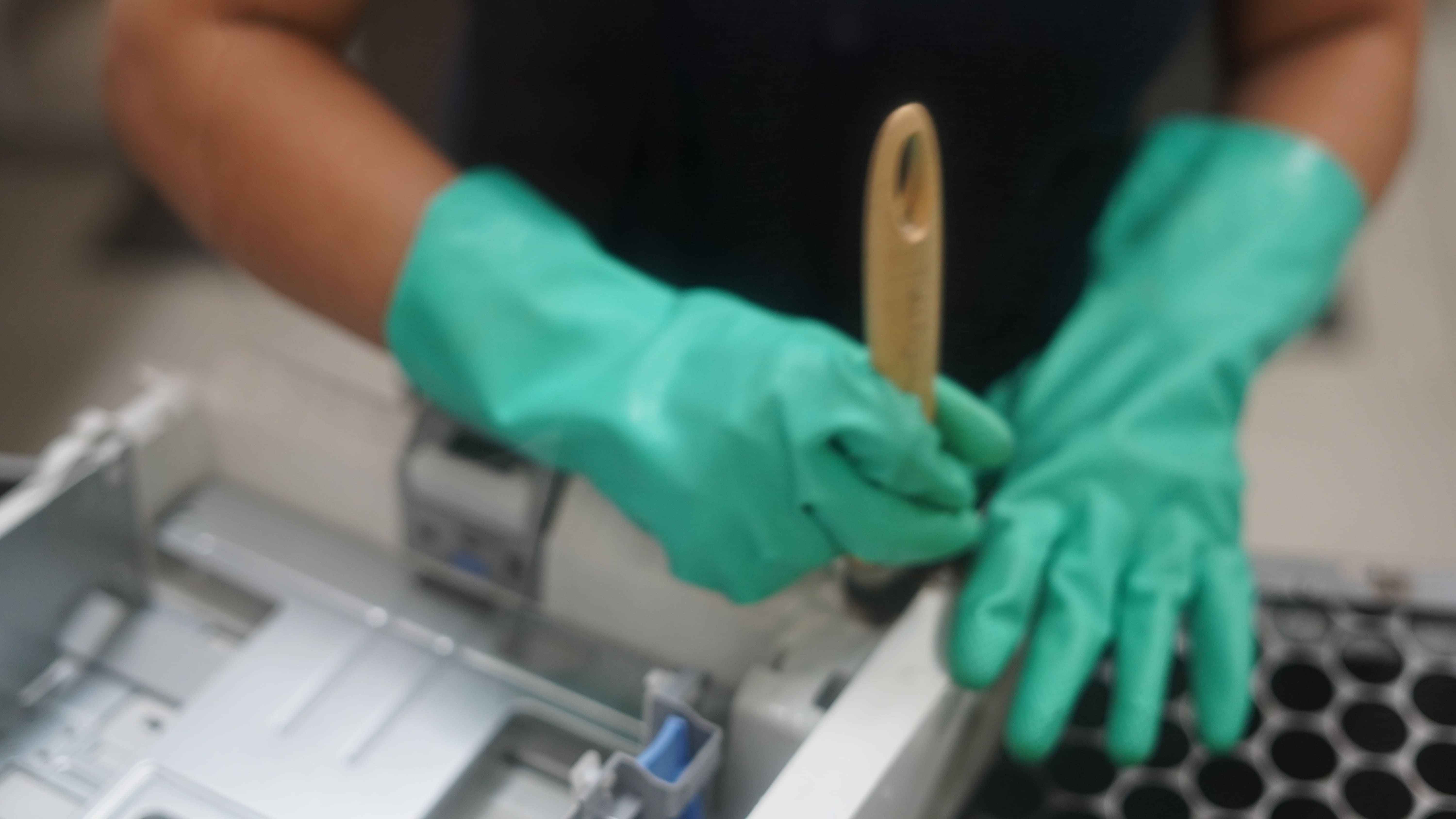 Divulgação
Uma das etapas da economia circular, quando os profissionais limpam cada detalhe do equipamento antes da revitalização