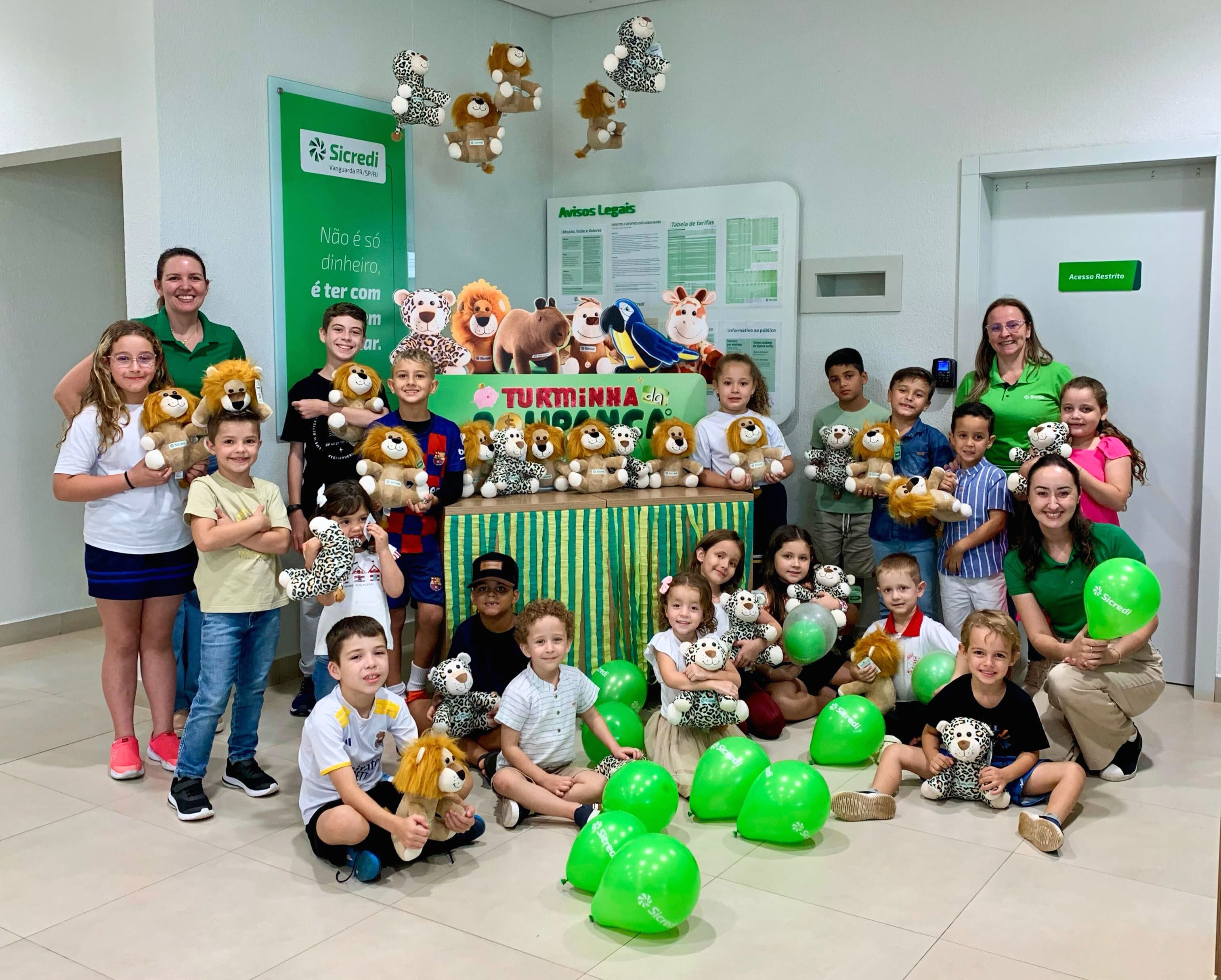 Sicredi Vanguarda PR/SP/RJ realizou 168 ações com a campanha Turminha da Poupança, impactando mais de 6,5 mil crianças e adolescentes em três estados
Créditos: Divulgação/Sicredi
