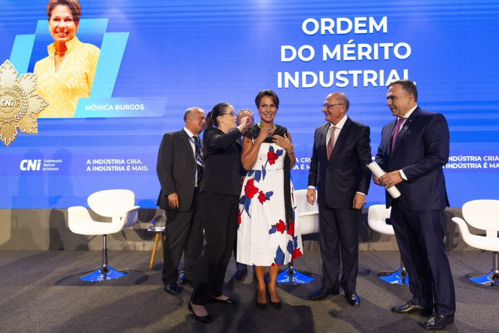 Mônica Burgos recebeu Ordem do Mérito Industrial durante evento de celebração do Dia da Indústria, em Brasília
Jefferson Modesto
