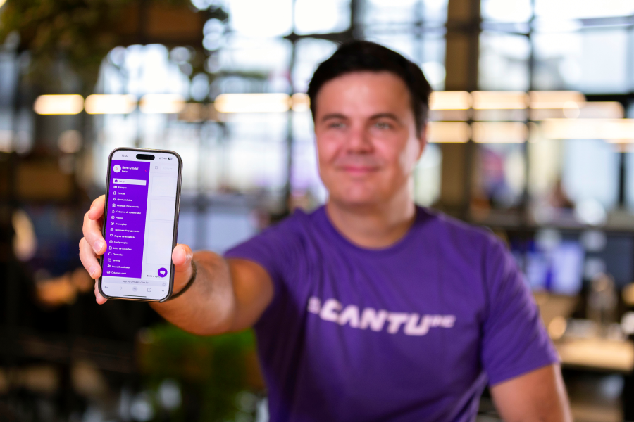 Beto Cantu exibindo o app do programa de credenciados Speedmax
Divulgação