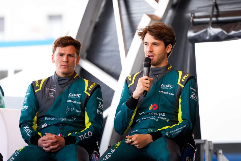 Dudu Barichello (direita) celebrando conclusão da prova em Le Mans-Créditos da foto: Divulgação