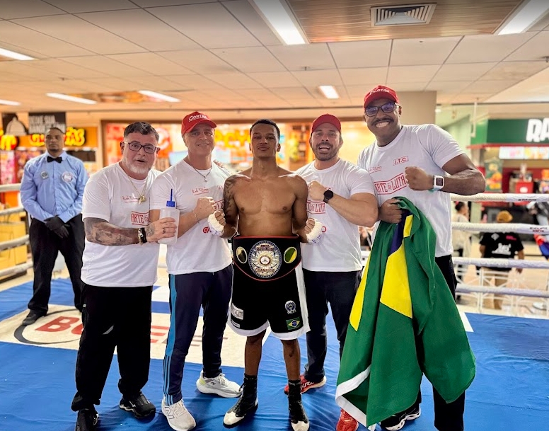 Ao centro, Pedro 'Magrelo', novo campeão latino-americano de boxe
Divulgação