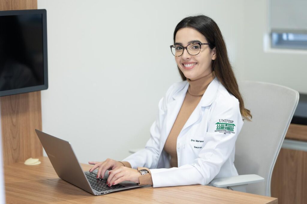 Dra. Mariana Falcão, médica neurologista com especialidade em neurologia cognitiva