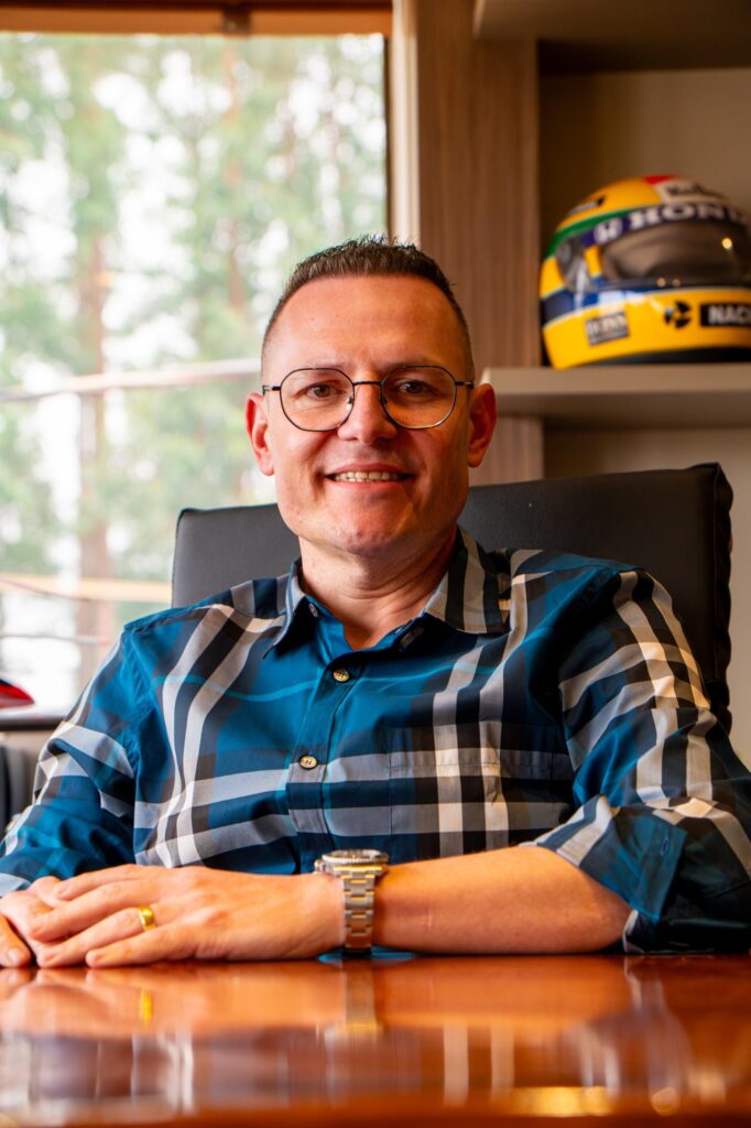 	
* Luis Schiavo é engenheiro agrônomo, formado pela Unic (Universidade de Cuiabá), CEO e fundador da Naval Fertilizantes e acumula 20 anos de experiência no  mercado de fertilizantes especiais.