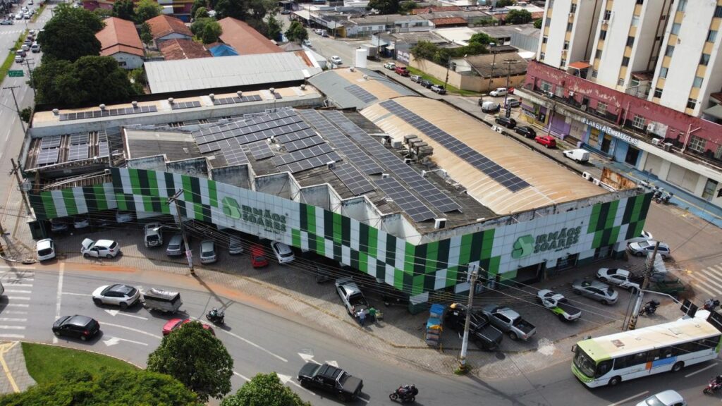 Telhado com usina solar em loja da Irmãos Soares Divulgação