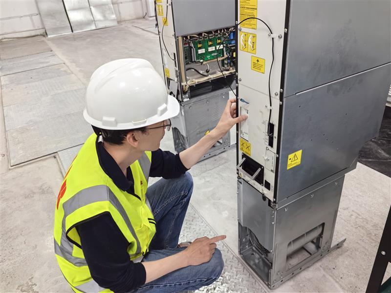 ABB/Divulgação
Técnico da ABB configura driver de máquina de papel da fabricante chinesa