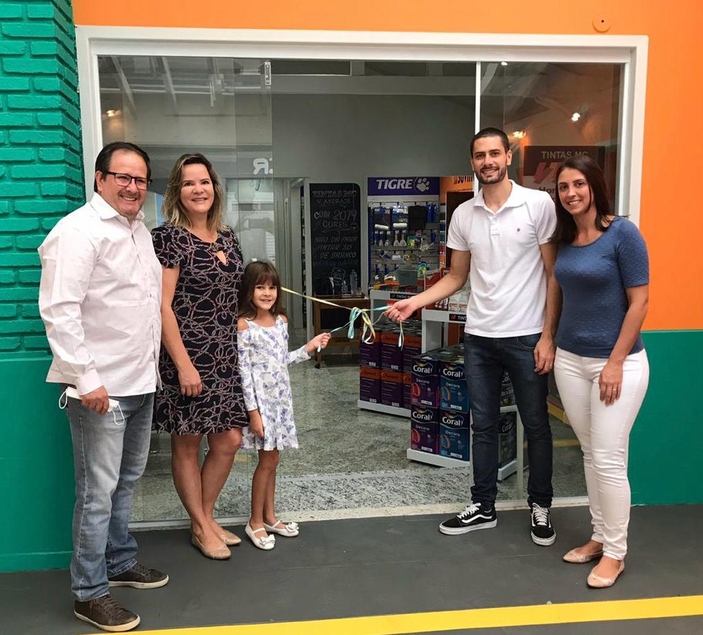 Fernanda com o marido, a filha o enteado e sua espos, na inauguração da 1a loja - Vila Andrade
Divulgação