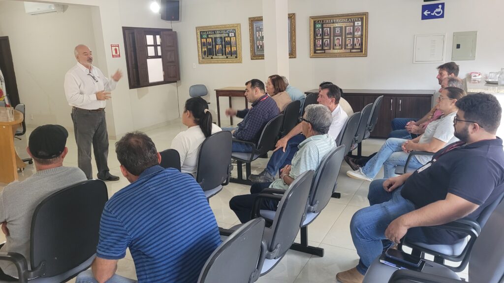 O CEO da Pif Paf, Luiz Carlos Mendes Costa, fala aos integrados da região de Visconde do Rio Branco Divulgação Pif Paf