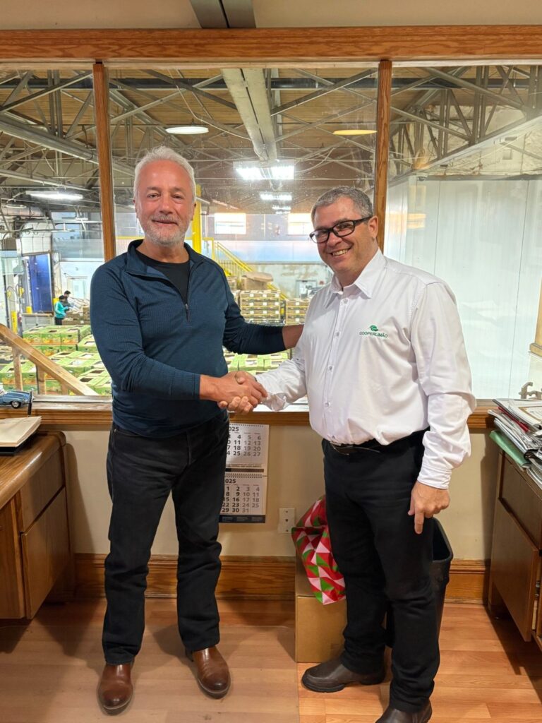 Anthony Formusa (à esq.), CEO da National Produce Marketing Inc.; e Anselmo Spadão (à dir.), gestor da Cooperlimão, na sede da empresa canadense
Divulgação: Cooperlimão