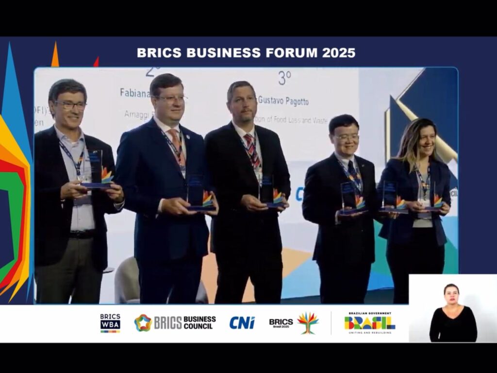 Divulgação
Gustavo Pagotto, CEO da Nanox, na entrega do prêmio na BRICS Solutions Awards 2025.