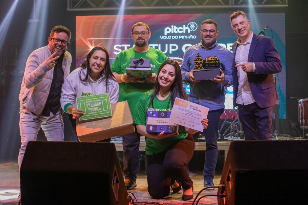 Sam Adam Hoffmann, Vanessa Cristiane Motta de Matos e Mariana Motta de Matos, fundadores da Investeendo recebendo o reconhecimento
Divulgação - Investeendo