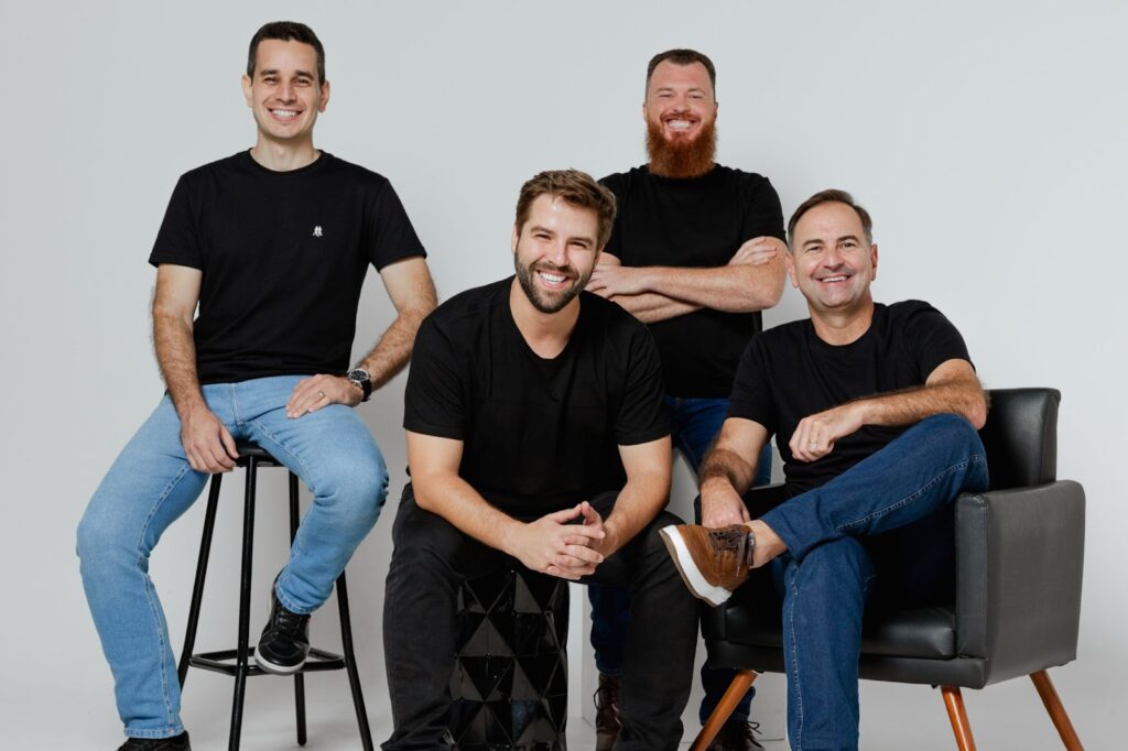 Foto:  Felipe Batista (Diretor Financeiro), Kassio Seefeld (CEO e sócio), Alexssandro Gottschalk (Diretor de TI) e Marcus Manzano (Diretor Comercial). Crédito de Imagem: Mariana Gurgacz.