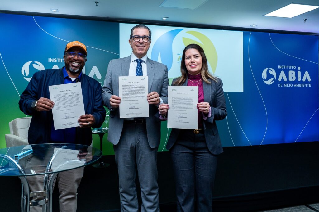 Assinatura do convênio entre ANTAC e Aveaço
Divulgação