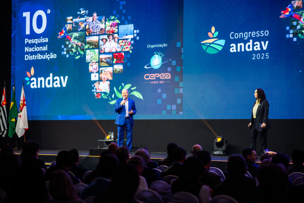 Presidente executivo da Andav, Paulo Tiburcio, e gerente de Inteligência de Mercado da Andav, Christiane Sales, apresentam amostra da 10ª Pesquisa Nacional da Distribuição.
Crédito foto: FD fotografia