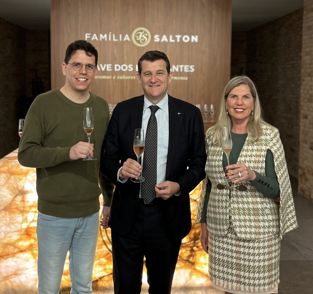 Alan Buzin/Divulgação
Gregório Salton entre Regina Vanderline, ex-diretora da OIV e John Barker, atual diretor-geral da OIV