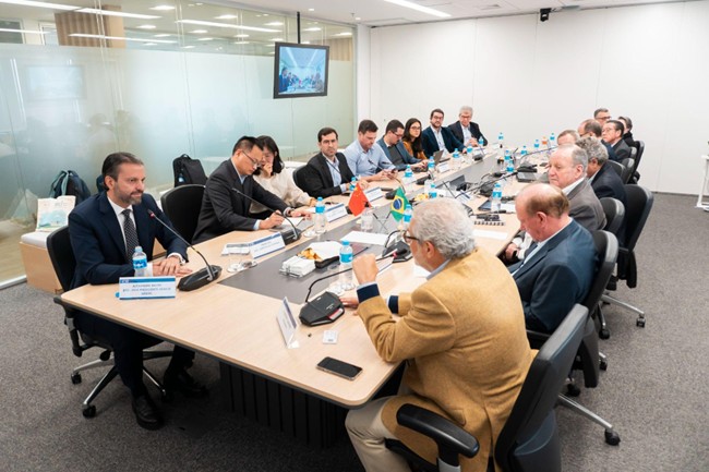 Representantes da BYD, Sindipeças e Abipeças (Divulgação BYD)