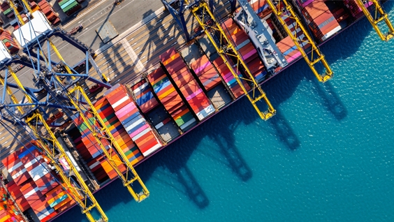 Navio com container atracado em um porto
Reprodução