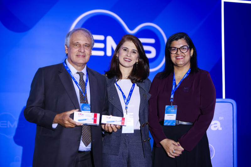Foto Esfera Brasil Divulgação
Presidente da EMS, Carlos Sanchez, Vice-presidente de Pesquisa e Inovação da Fiocruz, Priscila Ferraz, e a Diretora de Farmanguinhos Fiocruz, Silvia Santos_Foto Esfera Brasil