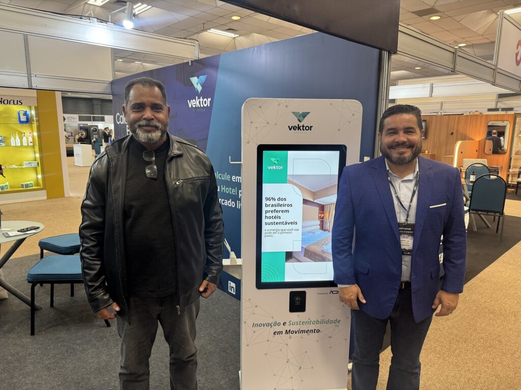 Sandro Bittencourt de Souza (à direita), da Vektor Energia, com Francisco Lima, da Automa, na mais recente edição da Encatho & Exprotel _ Foto Davi Paes e Lima