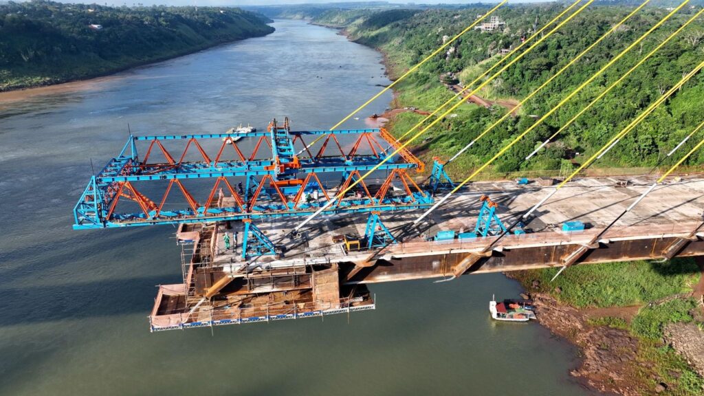 Sistema de acesso suspenso QuikDeck, tecnologia exclusiva da Orguel no Brasil, na construção da ponte Brasil-Paraguai
Divulgação/Orguel