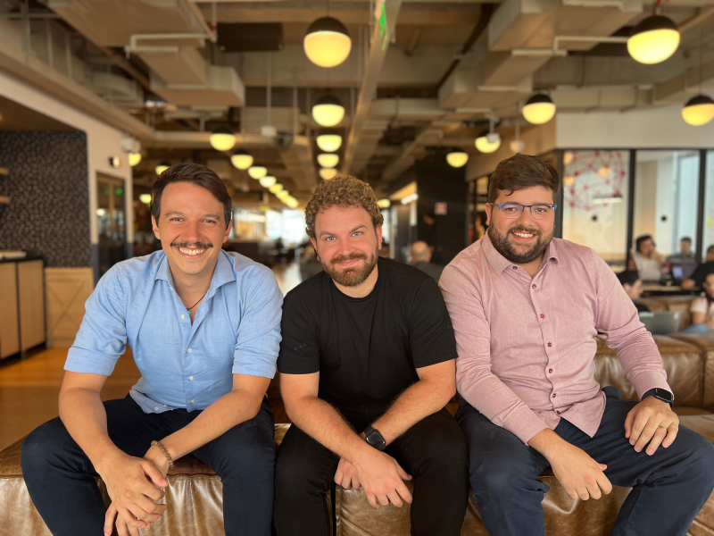 Mathieu Anduze, Raphael Mayer e Tadeu Silva, cofundadores da Simbi - Crédito da foto: Divulgação