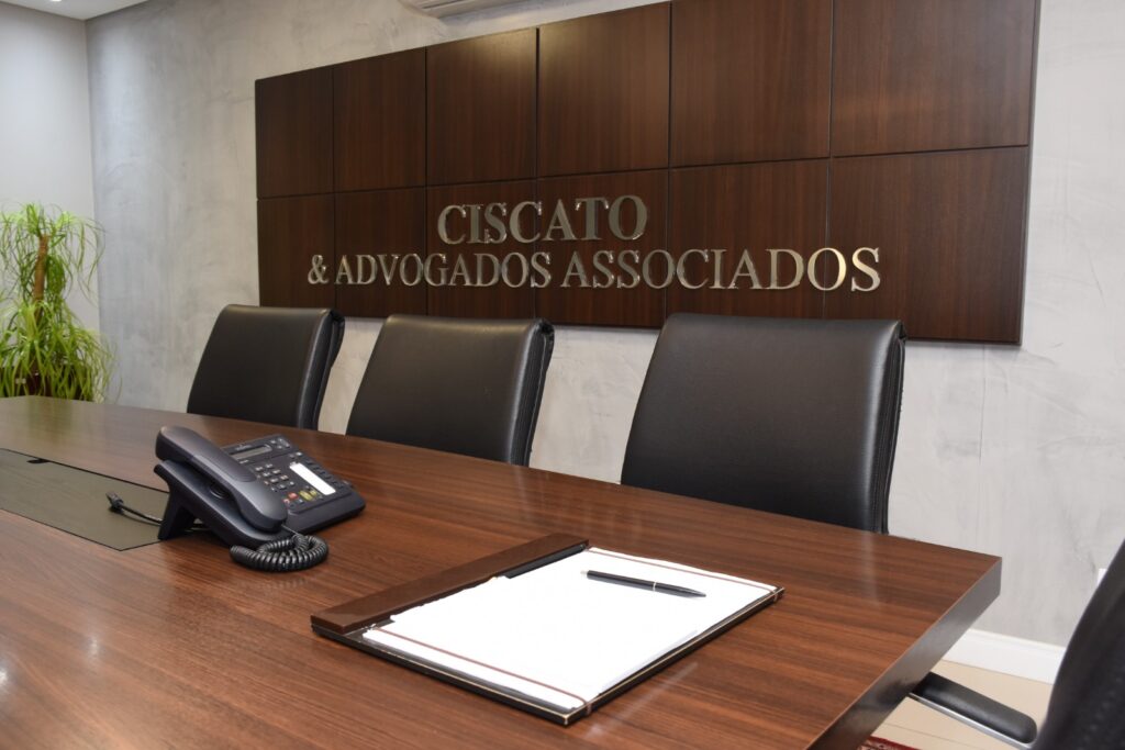 A equipe atual, composta por 12 profissionais, inclui especialistas em direito trabalhista, imobiliário, LGPD, penal econômico, direito público e compliance.
Divulgação