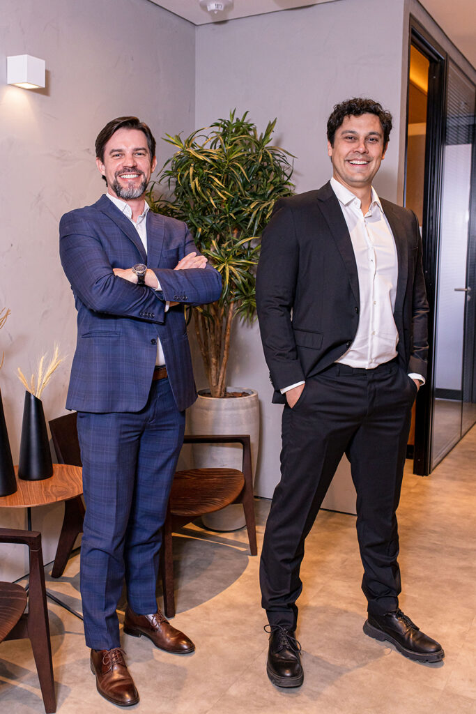 Da esquerda para direita- Eduardo Bauermann, Head de Consórcio da Allez,. e o sócio-proprietário da Allez Invest, Renan Hamilko