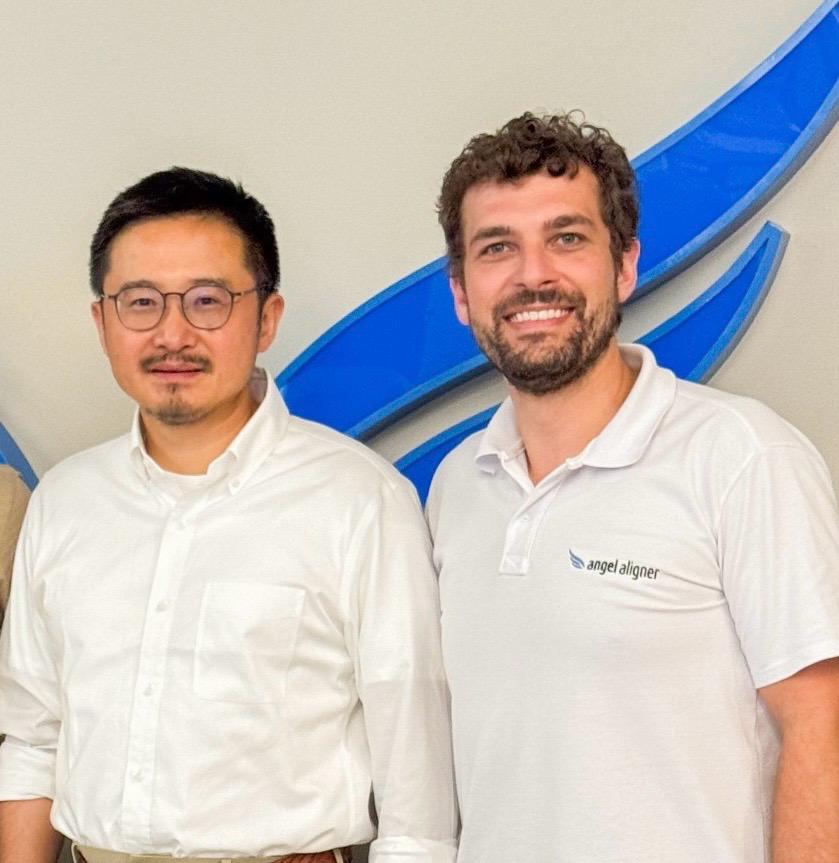 O Presidente do Conselho Administrativo da Angel Aligner, Dai Feng, e Eduardo Lopes, CEO da Angel Aligner Aditek
Divulgação