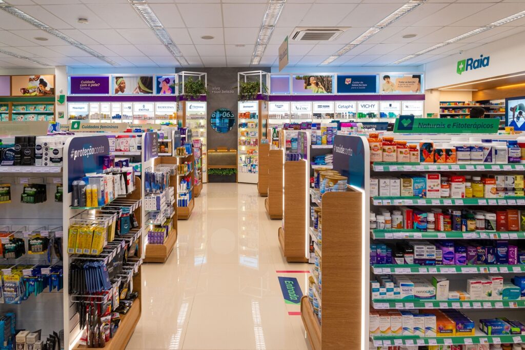 Divulgação Interior de loja da Raia