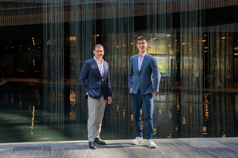 À esquerda, Hans de Back; à direita, Qin En Looi - ambos Managing Partners da Onigiri Capital.