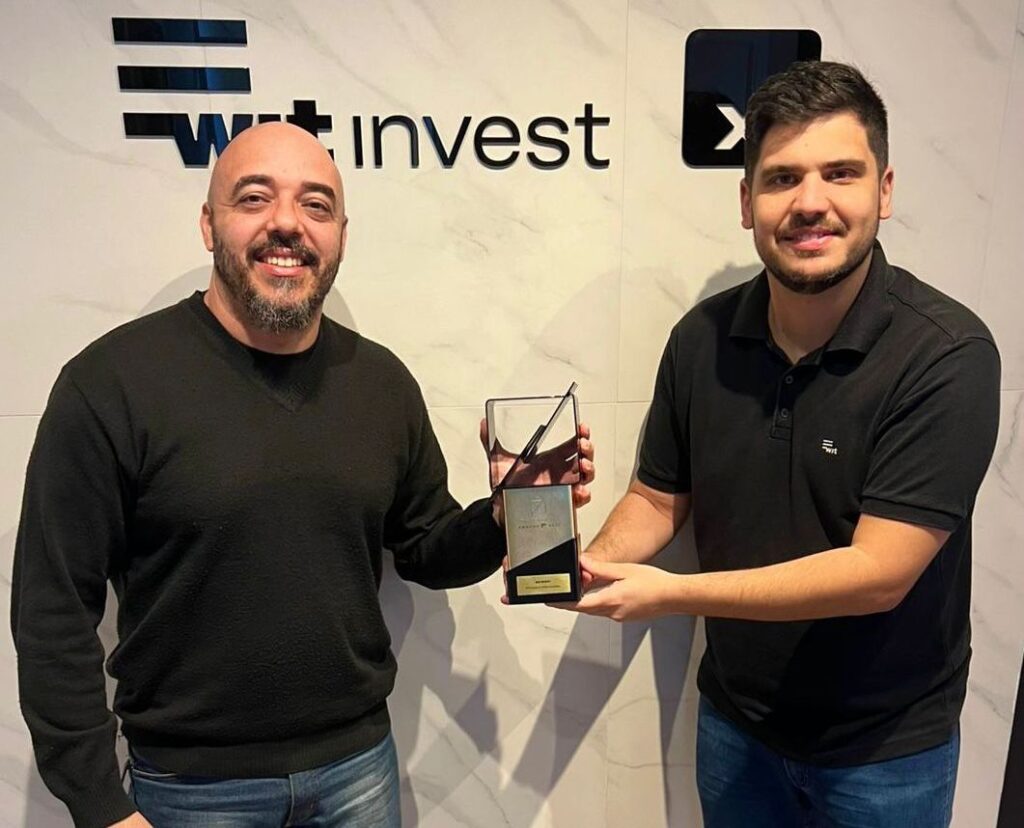Henrique Seregatti e Rafael Corrêa, da WIT Invest, recebem prêmio do Expert XP 2025 - Créditos: Divulgação