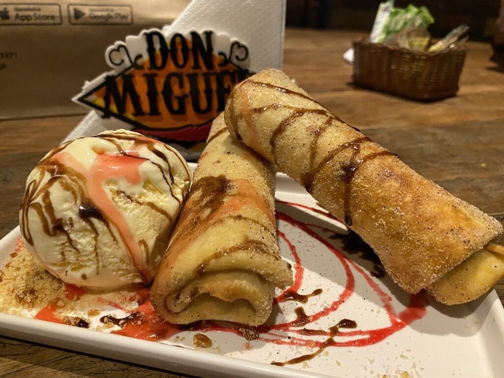 DON MIGUEL ticanos - 2 tortilhas fritas passadas no açúcar e canela, recheada nas opções de doce de leite, nutella ou brigadeiro com morangos. Acompanha uma bola de sorvete