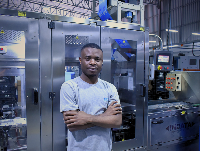 Divulgação/ Roco
O operador de máquina David Junior Chery, funcionário da Roco.