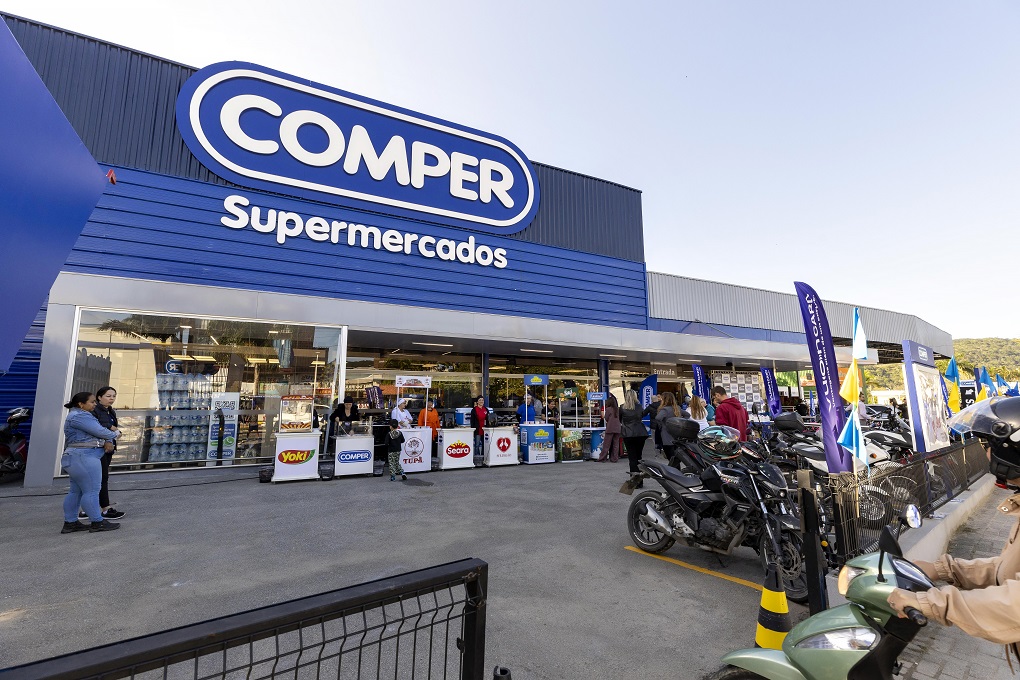 Fachada do supemercardo Comper Falcão, no bairro Morrinhos, também em Bombinhas