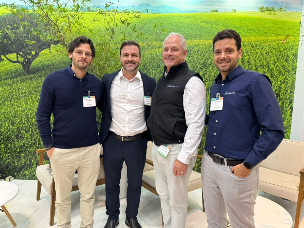 Jader Armanhi, cofundador e COO da Symbiomics (esq.), Gabriel Bottos, presidente do conselho da Symbiomics, Tom Greene, diretor sênior da Corteva, e Rafael de Souza, cofundador e CEO da Symbiomics
Divulgação