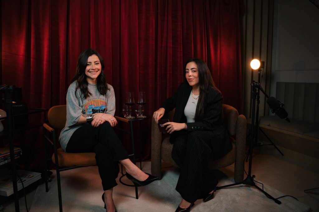 Vivi Reis (consultora de moda) e Sabrina Isabela (host do podcast Behind Brands)