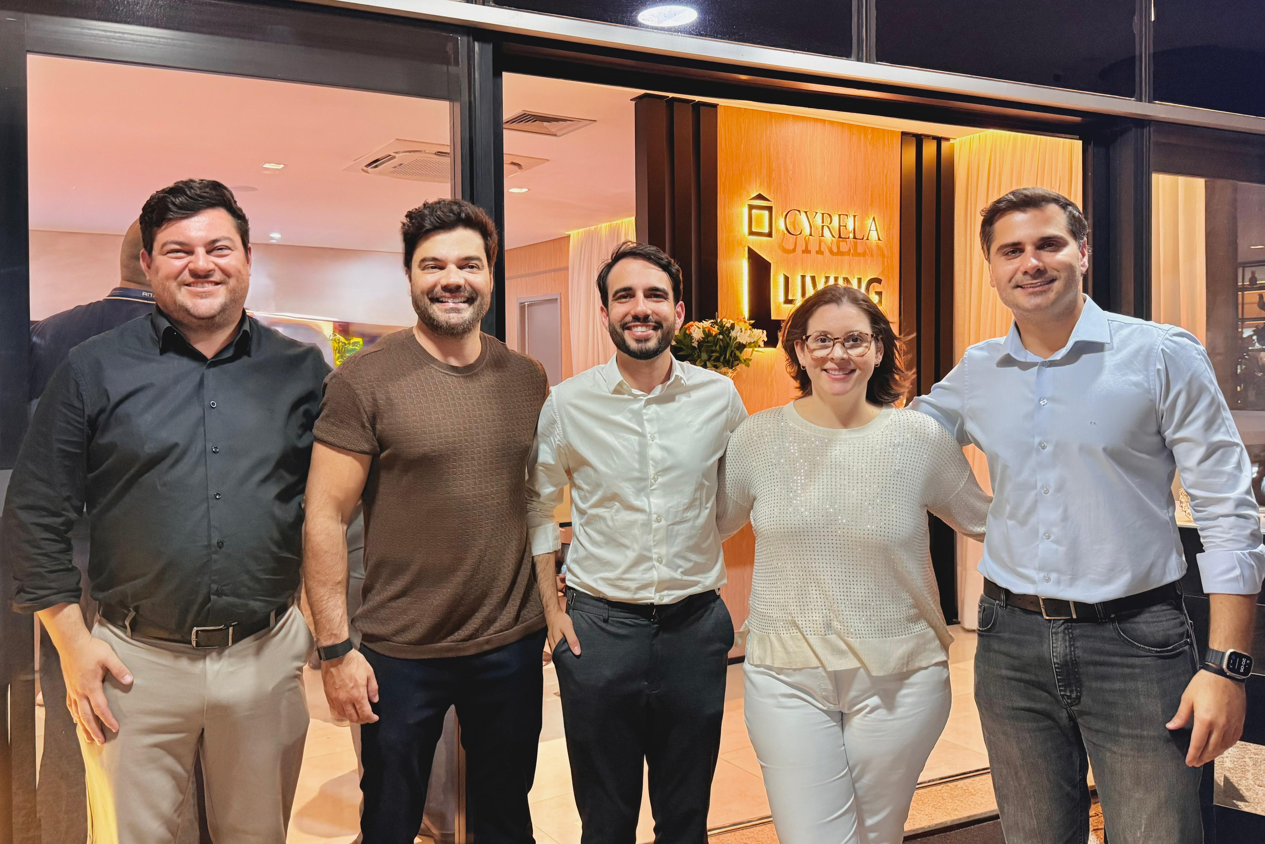 Da esquerda para direita: Thiago Barbosa (Cyrela), Marcello Moreira (EBM), Marcos Túlio Cândido (EBM), Tereza Cristina Brito (Cyrela), Felipe Santos (EBM)
Bia Oliveira