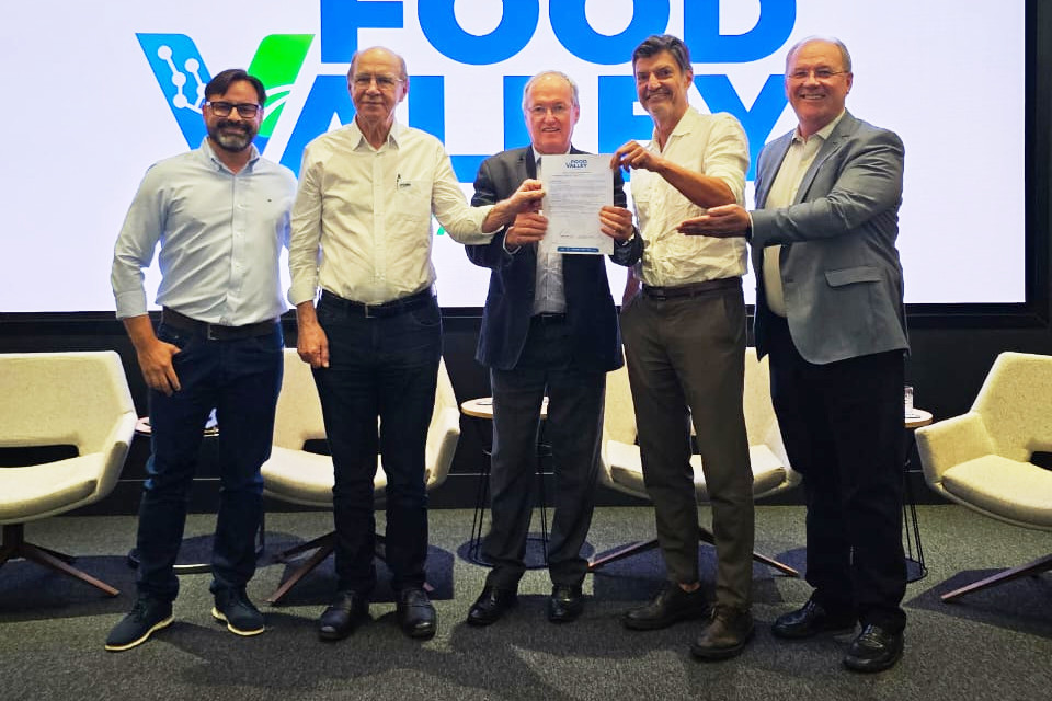 Divulgação/C3SL
UFPR e Ocepar assinam termo para estruturação do Food Valley Paraná.