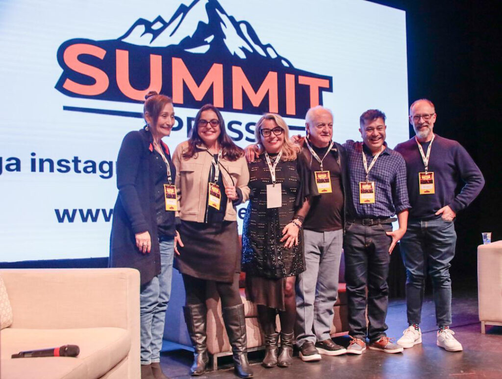 Foto/créditos: Thiago Duran - Esquerda Sonia Abrão, Fabíola Reipert, Drika Oliveira, Flávio Ricco, Sandro Nascimento e Jose Armando Vannucci