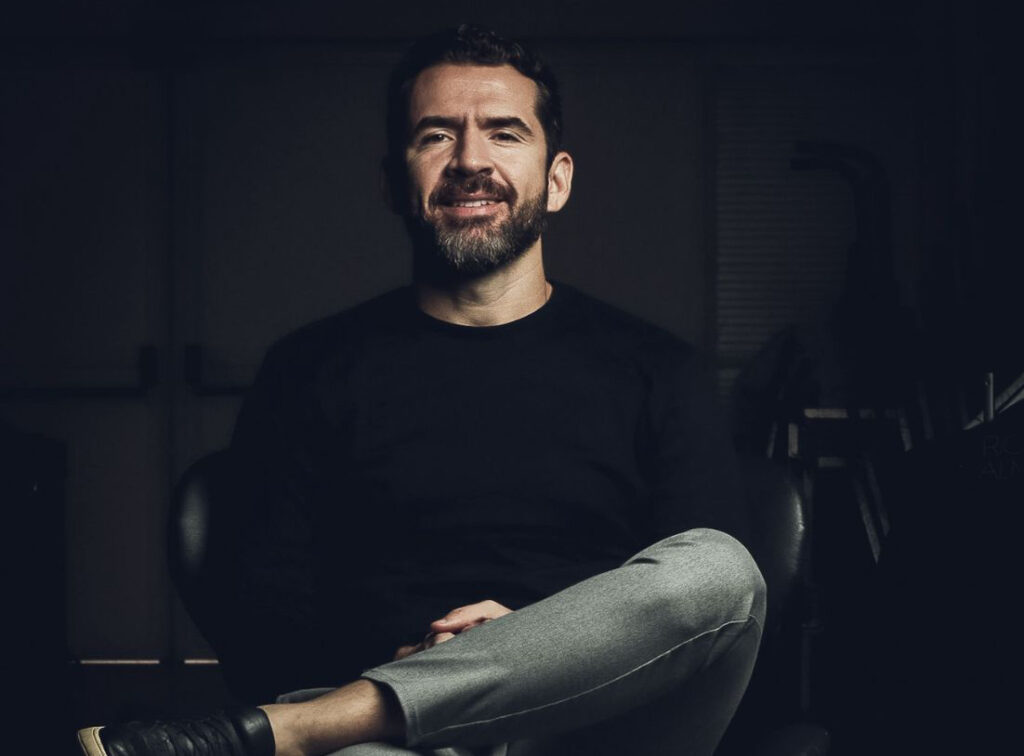 GUSTAVO MALAVOTA - Sócio fundador do Grupo Mola, fundador do Instituto Vendas. Mestre em Gestao e Desenvolvimento, graduado em Marketing pela ESPM . Nos últimos 15 anos , capacitou mais de 150 mil vendedores e líderes no Brasil e no mundo.