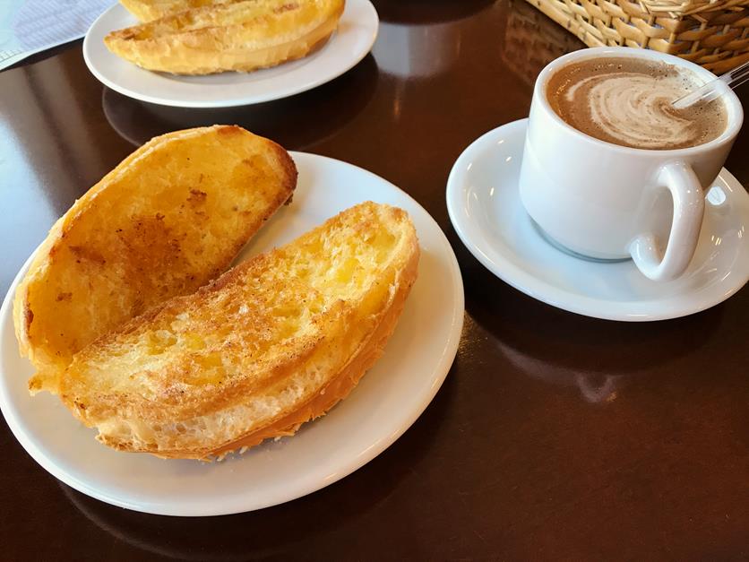 Divulgação
Café com leite e pão na chapa