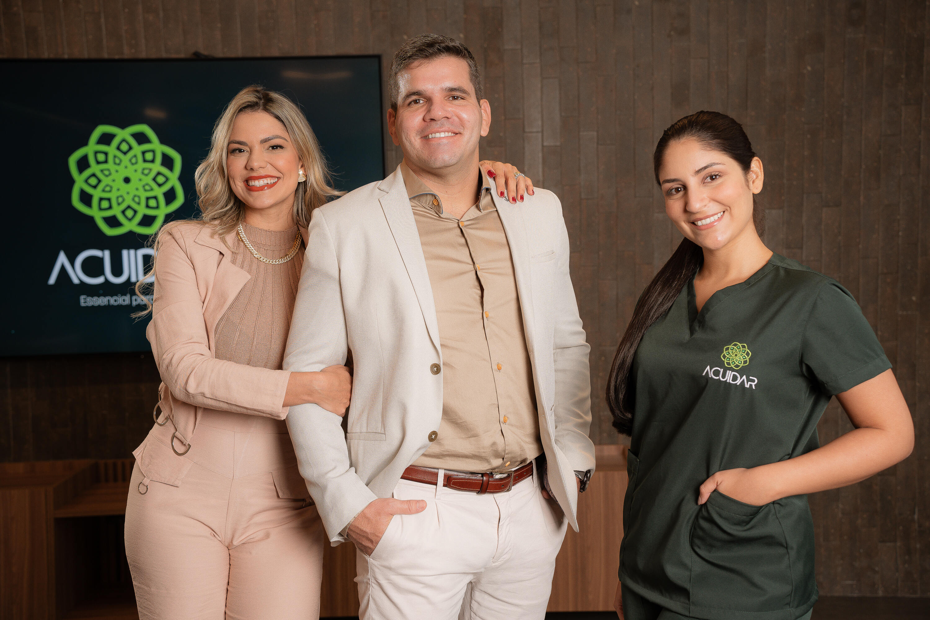 Jéssica Ramalho e Vitor Hugo, fundadores da Acuidar, junto com cuidadora da rede
Divulgação Acuidar