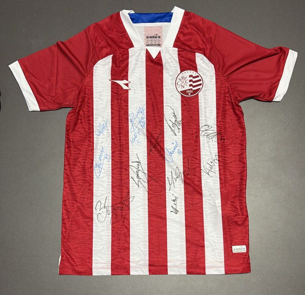 Camisa oficial Náutico com autógrafo do elenco- Créditos da foto: Divulgação