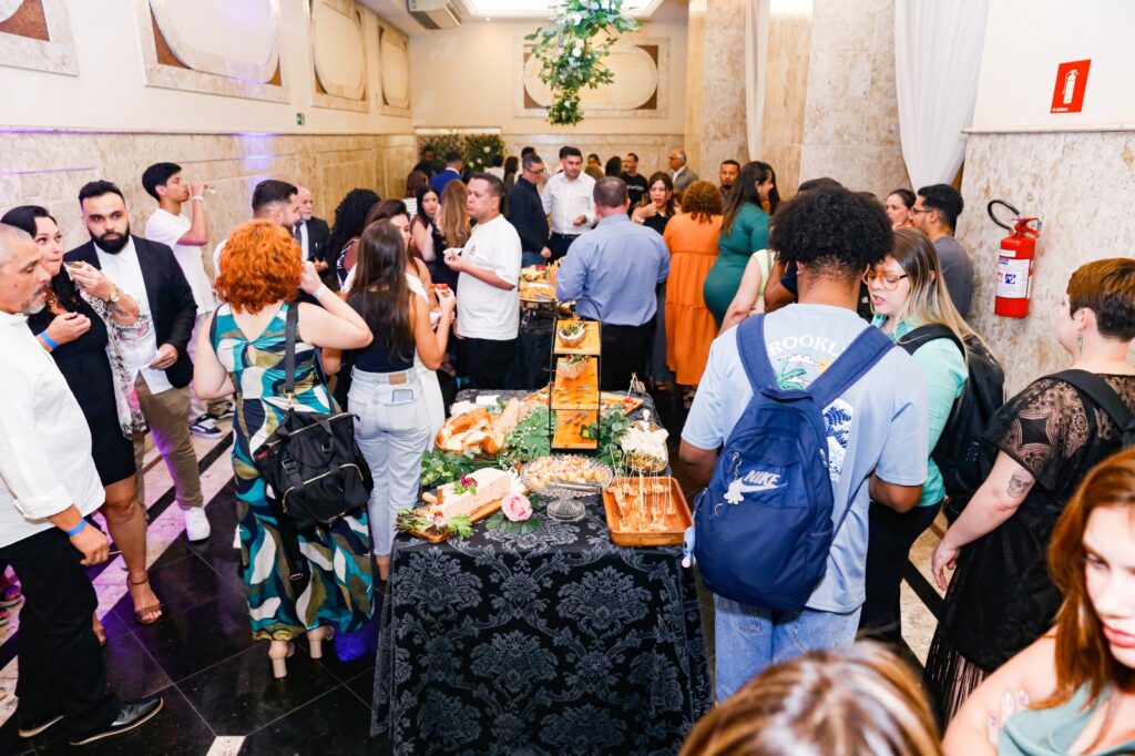 Os convidados desfrutaram de um menu especial no Buffet Gady & Espaço Romano by Chef Henrique Fernandez com serviço volante e finger food - Fotos Divulgação: Edu Moraes