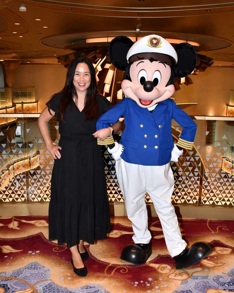 Luciana Misura
Luciana Misura com o Mickey capitão no Disney Destiny - Créditos da foto: Divulgação