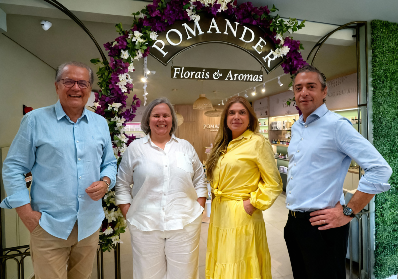 Da esquerda para a direita - Jayme Santos - sócio-fundador da rede Buddha Spa, as sócias da Pomander - Samanta Alves e Marcia Rissato e Gustavo Albanesi, cofundador e CEO da rede Buddha Spa Divulgação