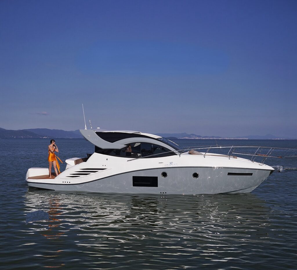 Divulgação/Armatti Yachts Armatti 370 Solarium na água
