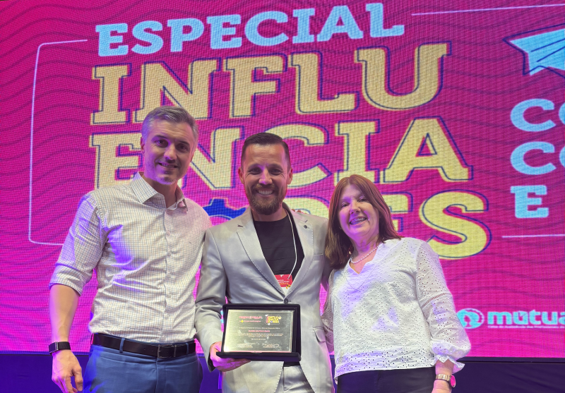 Divulgação Daniel Lemos ao centro com Vinicius Marchese, presidente do Confea, e Lígia Mackey, presidente do Crea-SP