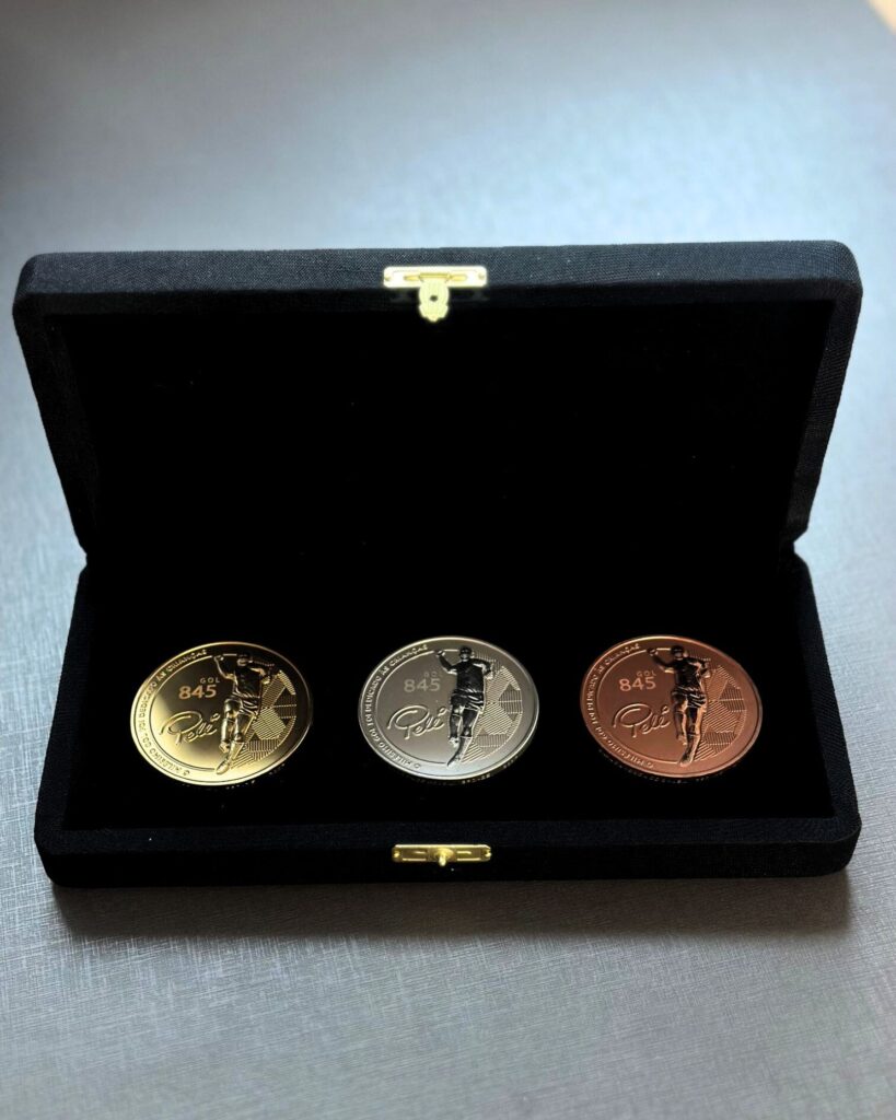 Medalhas em homenagem aos gols de Pelé - Créditos da foto: Divulgação